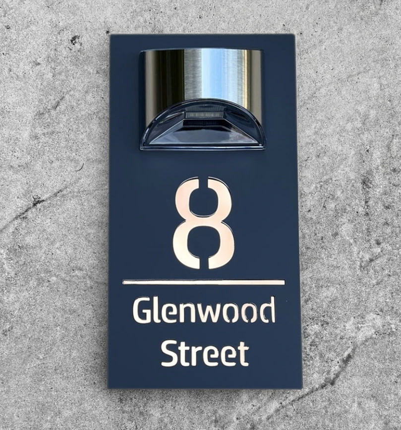 Huisnummerbord op Zonne-energie