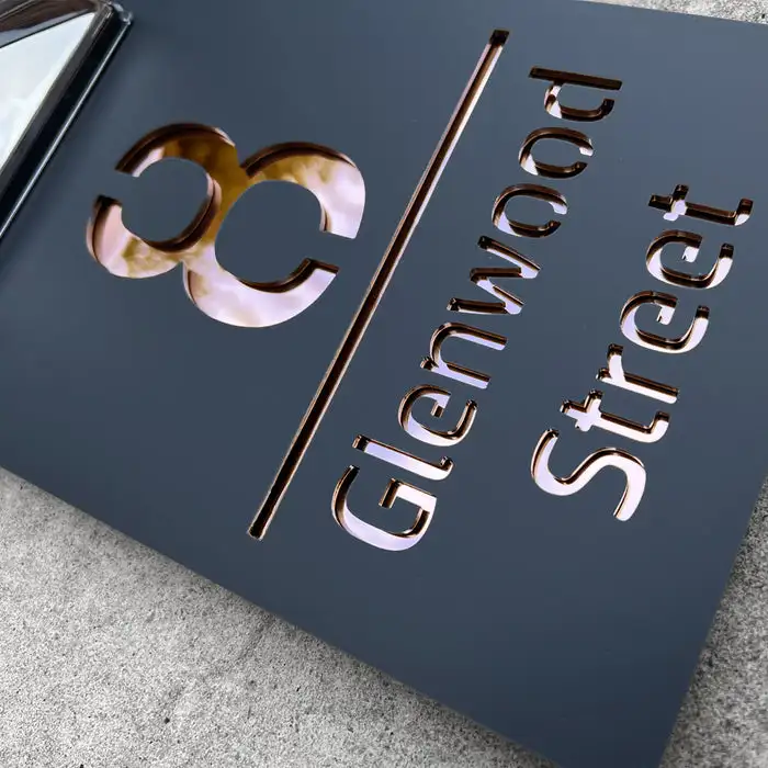 Huisnummerbord op Zonne-energie