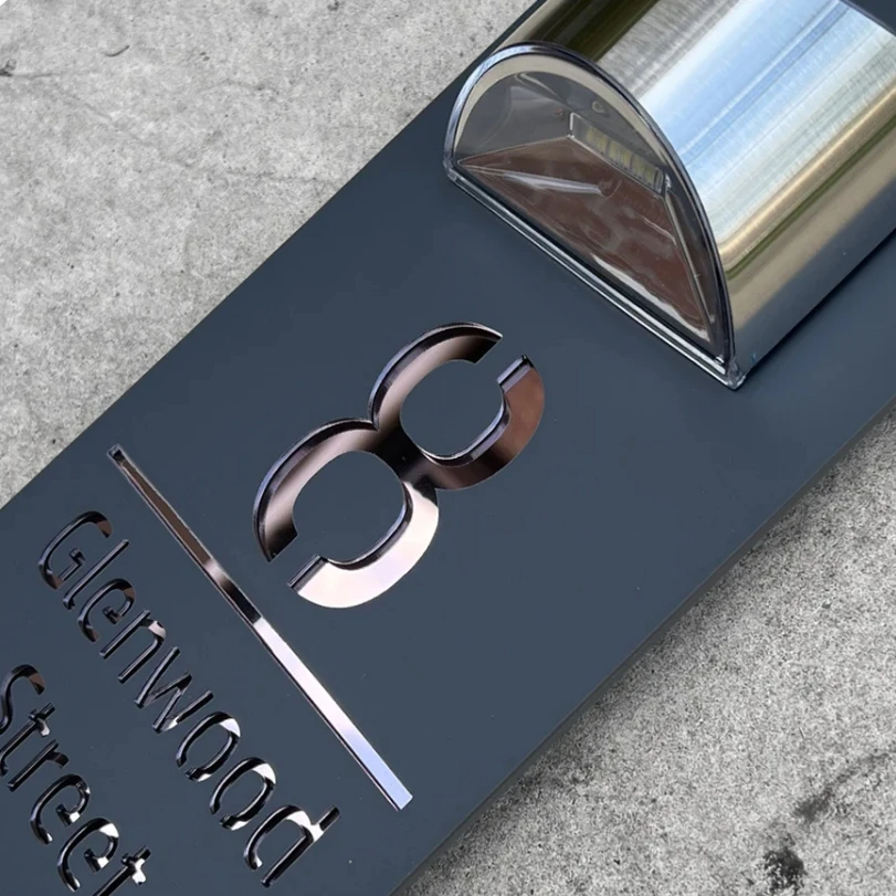 Huisnummerbord op Zonne-energie