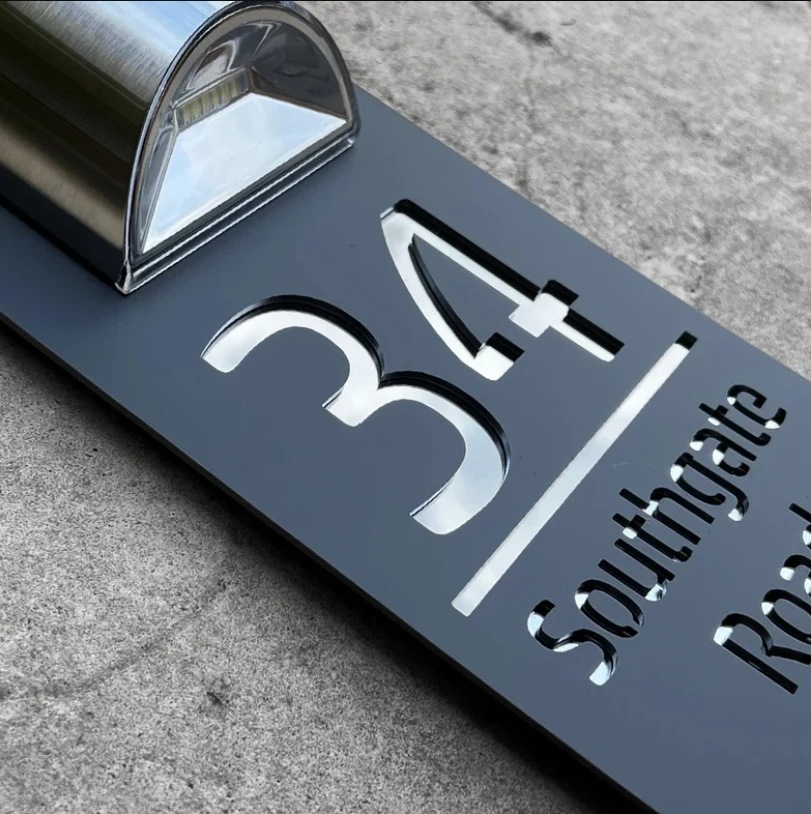 Huisnummerbord op Zonne-energie