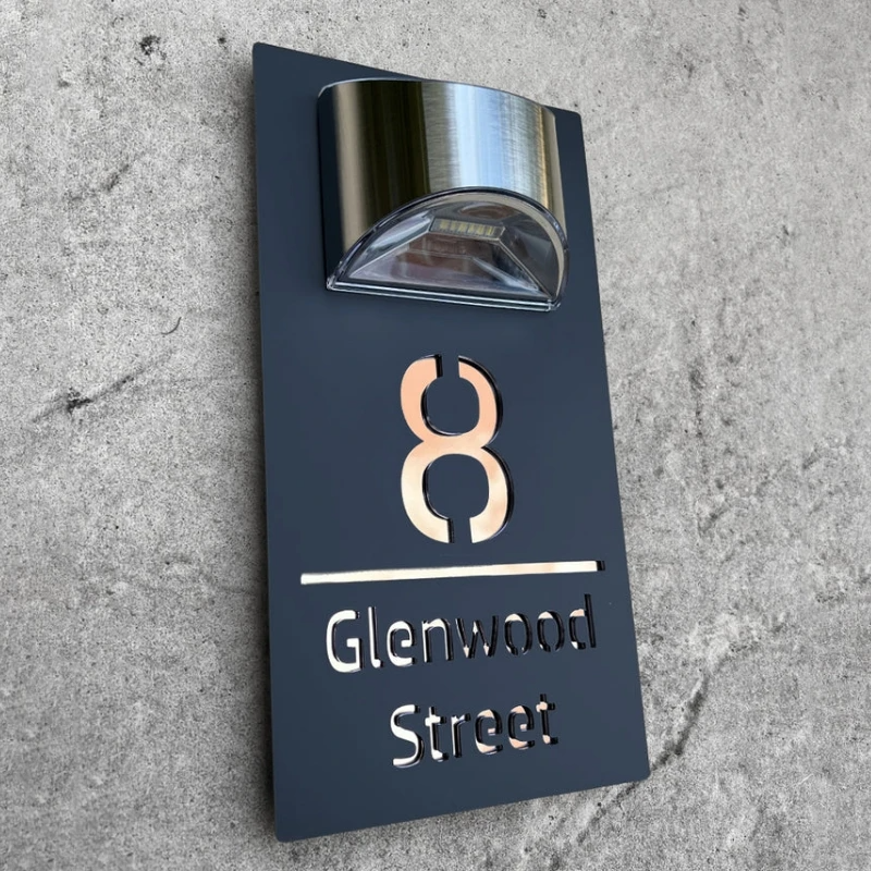 Huisnummerbord op Zonne-energie