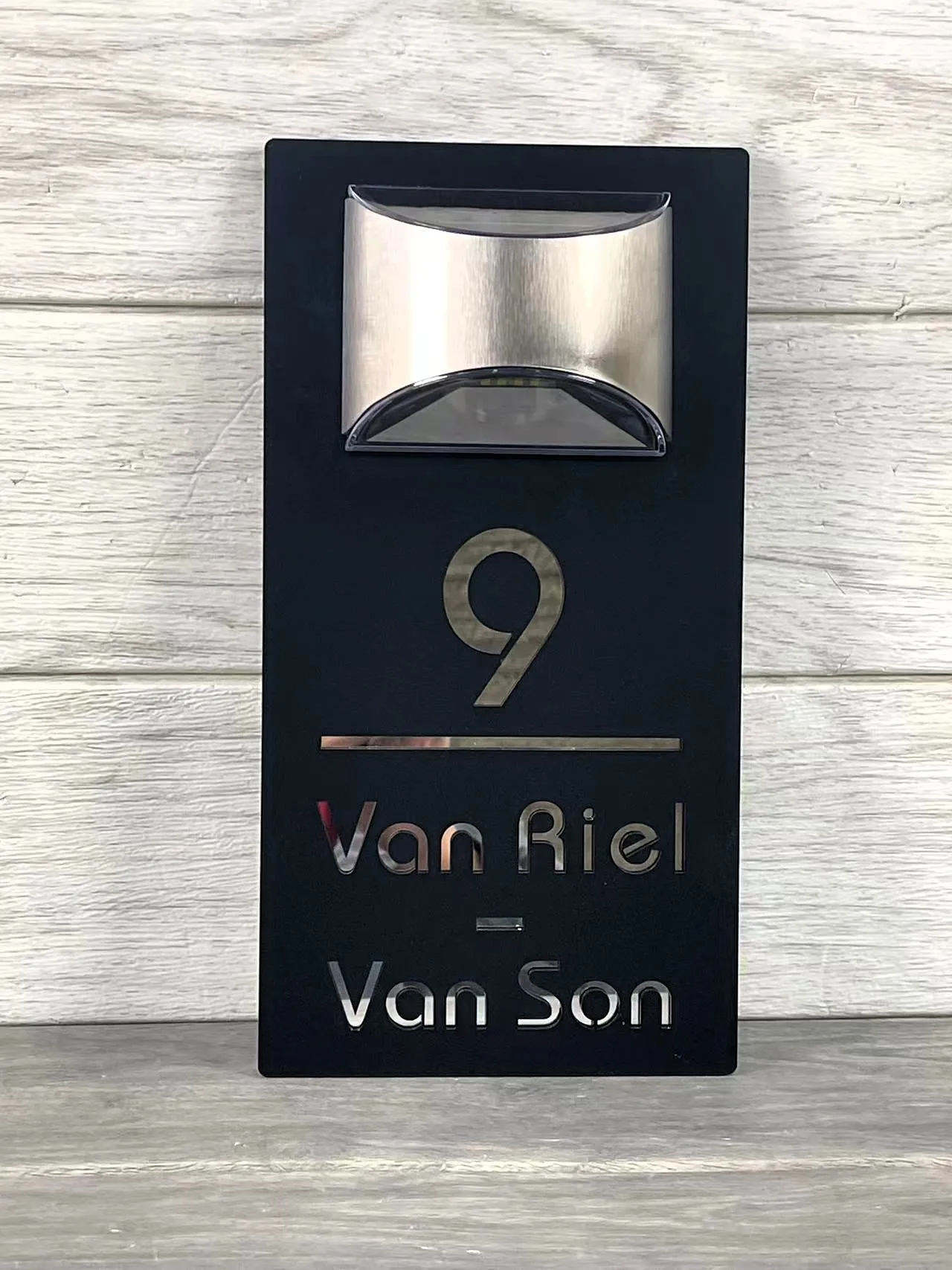 Huisnummerbord op Zonne-energie